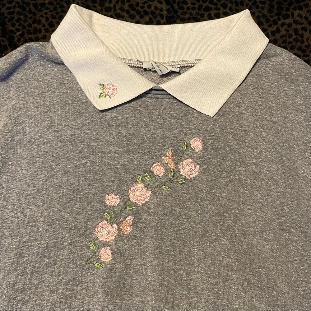 Vintage Gray Sweatshirt with Floral Embroidery and White Collar